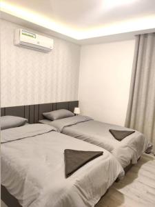 una camera con due letti e un condizionatore d'aria di 46m luxury room near downtown and all services ad Amman