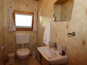 A bathroom at Ferienhaus Türtscher 2