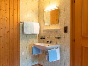 A bathroom at Ferienhaus Türtscher 2