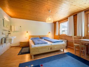 Postel nebo postele na pokoji v ubytování Ferienhaus Türtscher 1