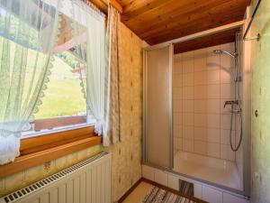 A bathroom at Ferienhaus Türtscher 2