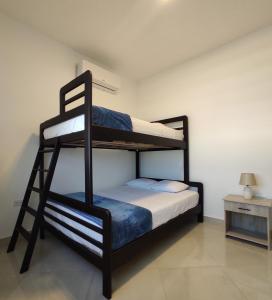 1 Schlafzimmer mit 2 Etagenbetten in einem Zimmer in der Unterkunft APARTAMENTO PUERTO MADERA in Manta