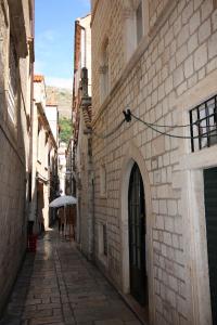 eine Gasse mit einer Person, die eine Straße entlanggeht in der Unterkunft Apartments with WiFi Dubrovnik - 4681 in Dubrovnik