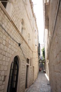 an alley with an archway in a stone building at Apartments with WiFi Dubrovnik - 4681 in Dubrovnik