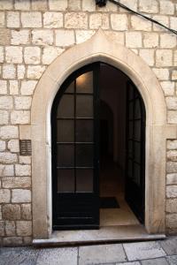 an entrance to a building with a black door at Apartments with WiFi Dubrovnik - 4681 in Dubrovnik