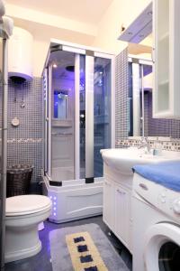 ein Badezimmer mit Toilette, Waschbecken und Dusche in der Unterkunft Apartments with WiFi Dubrovnik - 4681 in Dubrovnik