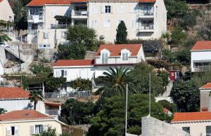 un grupo de casas en una colina con árboles en Rooms with WiFi Dubrovnik - 4693, en Dubrovnik