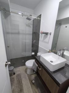 uma casa de banho com um lavatório, um chuveiro e um WC. em Epiqe Manuel Olguin 600 em Lima