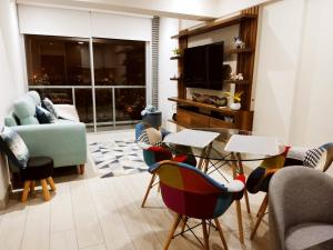 利馬的住宿－Epiqe Manuel Olguin 600，客厅配有桌椅