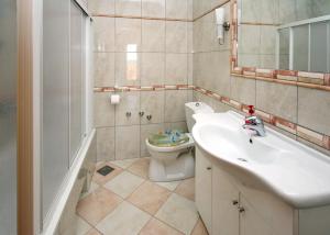 Kúpeľňa v ubytovaní Apartments with a swimming pool Soline, Dubrovnik - 4762 + 32 fotografií