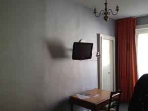 TV a/nebo společenská místnost v ubytování Hotel Du Nord