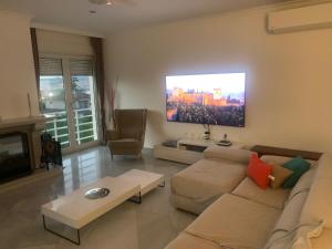 A television and/or entertainment centre at Villa Mare a los pies de Sierra Nevada
