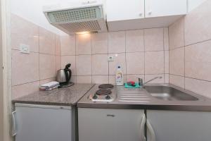 Kuchyňa alebo kuchynka v ubytovaní Apartment Podaca 4734b