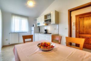 - un bol de fruits sur une table dans la cuisine dans l'établissement Apartment Basanija 3402f, à Savudrija
