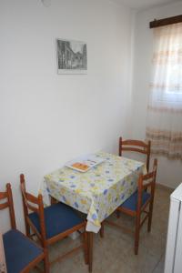 tavolo con due sedie e un tavolo con sedie di Seaside secluded apartments Cove Skozanje, Hvar - 4624 a Gdinj