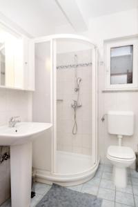 La salle de bains est pourvue d'une douche, de toilettes et d'un lavabo. dans l'établissement Apartment Medveja 3430b, à Medveja