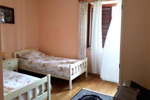 Veprinac的住宿－Family friendly house with a swimming pool Veprinac, Opatija - 3447，一间小卧室,配有两张床和窗户