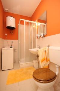 Et badeværelse på Family friendly house with a swimming pool Veprinac, Opatija - 3447