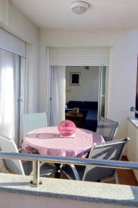 ツコンにあるApartments with a parking space Kraj, Pasman - 3459の部屋のテーブルの上に置かれたピンクの帽子 +13枚の写真