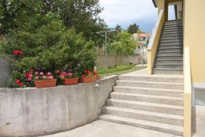 Vonkajšia záhrada v ubytovaní Apartment Nerezine 3451c