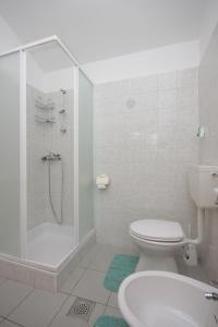 Kúpeľňa v ubytovaní Apartment Nerezine 3451c