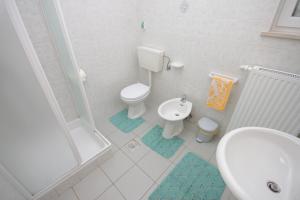 Kúpeľňa v ubytovaní Apartment Nerezine 3451c