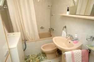 La salle de bains est pourvue d'un lavabo, de toilettes et d'une douche. dans l'établissement Apartments with WiFi Trsteno, Dubrovnik - 4746, à Trsteno