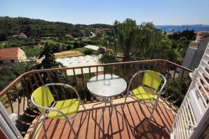 d'une table et de chaises sur un balcon avec vue. dans l'établissement Apartments and rooms with a swimming pool Cavtat, Dubrovnik - 4733, à Cavtat