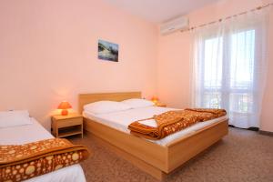 - une chambre avec 2 lits et une fenêtre dans l'établissement Apartments and rooms with a swimming pool Cavtat, Dubrovnik - 4733, à Cavtat
