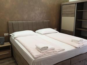 Posteľ alebo postele v izbe v ubytovaní Apartments with a parking space Mali Losinj (Losinj) - 3441