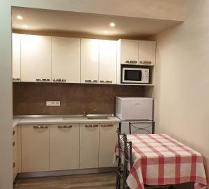 Kuchyňa alebo kuchynka v ubytovaní Apartments with a parking space Mali Losinj (Losinj) - 3441