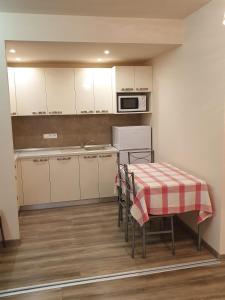 Kuchyňa alebo kuchynka v ubytovaní Apartments with a parking space Mali Losinj (Losinj) - 3441