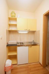 Kuchyň nebo kuchyňský kout v ubytování Apartments with WiFi Omis - 4654