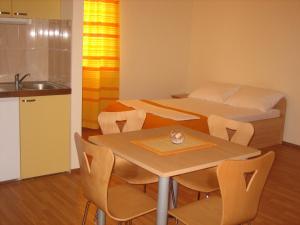 Kuchyň nebo kuchyňský kout v ubytování Apartments with WiFi Omis - 4654