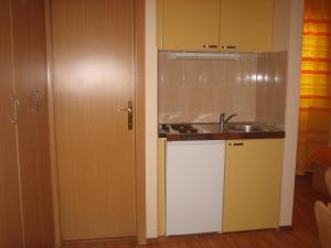 Kuchyň nebo kuchyňský kout v ubytování Apartments with WiFi Omis - 4654