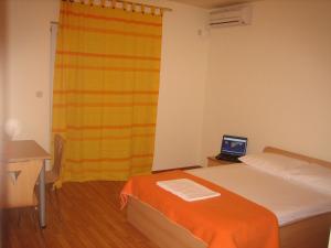 Postel nebo postele na pokoji v ubytování Apartments with WiFi Omis - 4654 + 24 fotografií