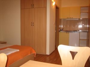 Postel nebo postele na pokoji v ubytování Apartments with WiFi Omis - 4654