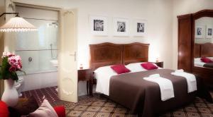 ヴェローナにあるPalazzo Cerù Bed and Breakfastのベッドルーム(大型ベッド1台付)、バスルームが備わります。