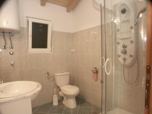 ein Bad mit einer Dusche, einem WC und einem Waschbecken in der Unterkunft Apartments by the sea Milna, Vis - 3036 in Vis
