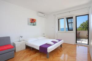 Posteľ alebo postele v izbe v ubytovaní Apartments by the sea Brela, Makarska - 2718
