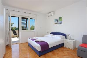 Posteľ alebo postele v izbe v ubytovaní Apartments by the sea Brela, Makarska - 2718