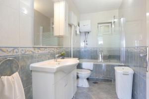 Kúpeľňa v ubytovaní Apartments by the sea Brela, Makarska - 2718