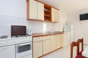 Kuchyňa alebo kuchynka v ubytovaní Apartments by the sea Brela, Makarska - 2718