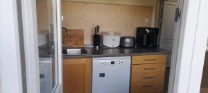 Η κουζίνα ή μικρή κουζίνα στο Pliska apartment +6 φωτογραφίες