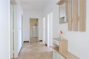 Kuchyňa alebo kuchynka v ubytovaní Apartments by the sea Brela, Makarska - 2718
