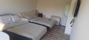 Ένα ή περισσότερα κρεβάτια σε δωμάτιο στο Pliska apartment