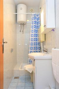 Kúpeľňa v ubytovaní Apartments by the sea Brela, Makarska - 2718