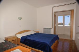 1 Schlafzimmer mit 2 Betten und einer Tür zu einem Balkon in der Unterkunft Apartments by the sea Podaca, Makarska - 3037 in Podaca