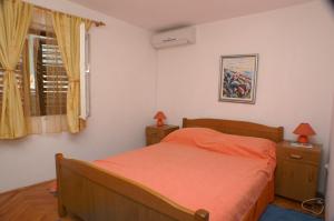 Posteľ alebo postele v izbe v ubytovaní Apartments by the sea Drasnice, Makarska - 2722