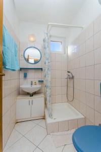 Kúpeľňa v ubytovaní Apartments by the sea Pisak, Omis - 2802 + 37 fotografií
